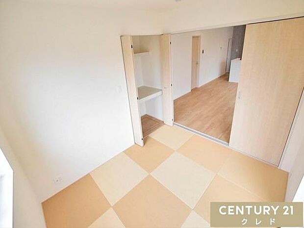 【和室5.25帖】隣接するリビングと合わせて、開放感あふれる広々とした空間に。客間としてはもちろん、お子様の遊び場やご家族のくつろぎスペースとしても活躍します。