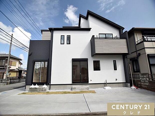 周辺にはスーパーなどの商業施設に加え、教育機関も充実。目の前が幼稚園で、毎日の送り迎えがラクラク。小さなお子様がいるご家庭に嬉しい、安心の住環境です。