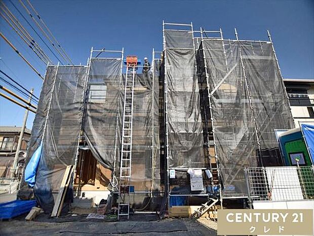 周辺にはスーパーなどの商業施設に加え、教育機関も充実。子育て世帯にも嬉しい、便利で安心な住環境が整っています。