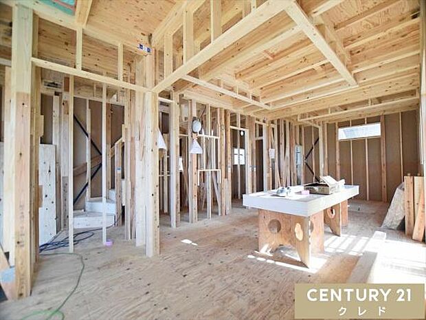 柱や梁などのお家の主要な部分が組まれ、段々とお家の形が出来上がってきました!