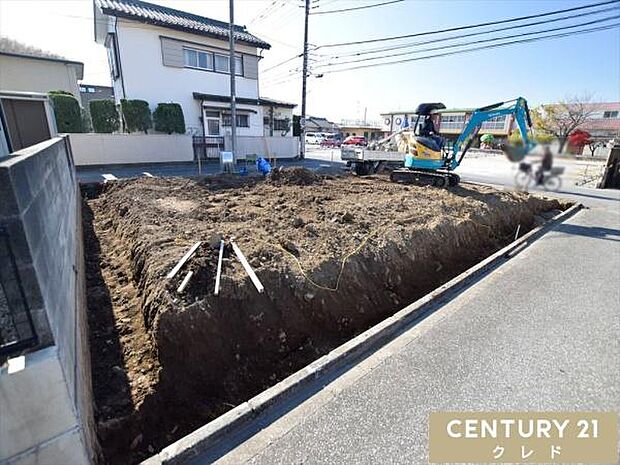 目の前が幼稚園で、毎日の送り迎えがラクラク。小さなお子様がいるご家庭に嬉しい、安心の住環境です。
