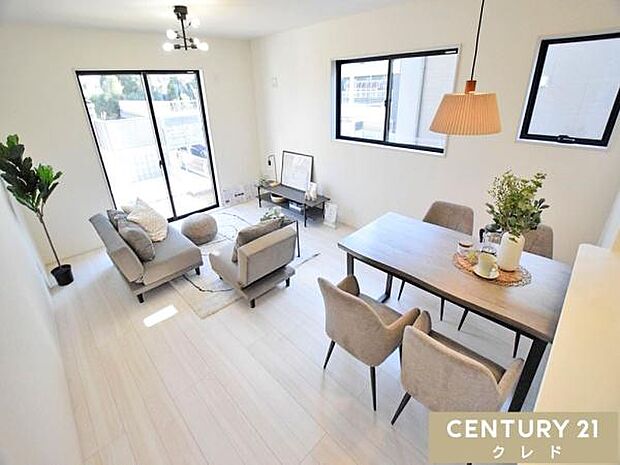 【LDK15.75帖】白を基調とした約15.7帖のLDKは、清潔感あふれる明るい空間。お好きなインテリアに囲まれた住空間で癒されながら家族との時間を育むことができます。