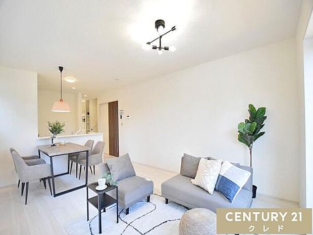 【LDK15.75帖】東向きの大きな窓から朝日がたっぷりと差し込む、約15.7帖のLDK。2か所の窓から光と風を取り込める快適な設計で、家具の配置もしやすいゆとりのある空間です。