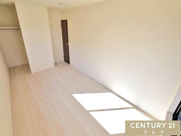 【洋室7.7帖】約7.7帖のゆとりある洋室には、大容量のウォークインクローゼットを完備。ダブルベッドを置いても余裕があり、主寝室として最適な一室です。