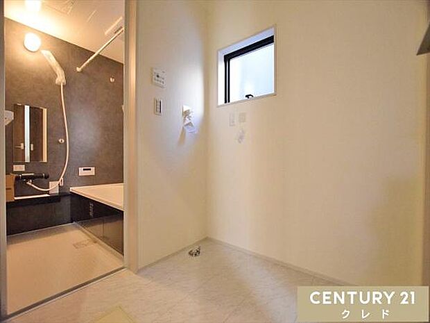 人気の「洗面・脱衣別」設計を採用しました。ご家族が入浴中でも気兼ねなく洗面台を使えるため、忙しい時間帯にも嬉しい設計です。