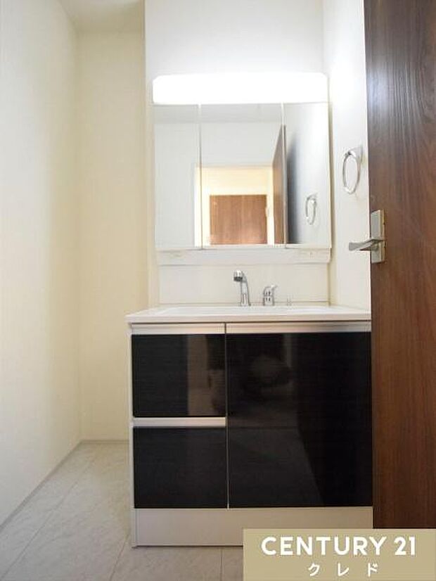 ヘアスタイルなども確認しやすい三面鏡化粧台。鏡裏や足元のスペースまでしっかり収納でき、細々した日用品もスッキリ片付きます。