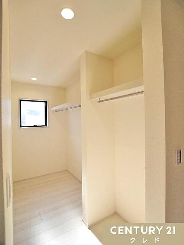 ウォークインタイプの大型パントリー。食品や飲料のストックはもちろん、ハンガーパイプ付きなのでエプロンやエコバッグも掛けて収納可能です。