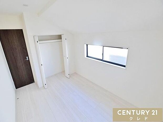 【洋室6帖】勾配天井が空間に変化を与える、お洒落な6帖の洋室。シンプルながらも洗練された内装で、どんな家具も合わせやすいのが魅力です。