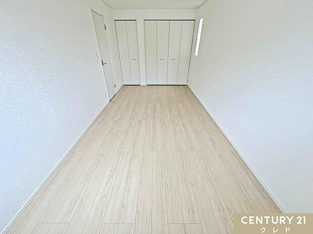 【洋室9帖】主寝室にぴったりな、ゆとりある9帖の洋室。壁面にはサイズの異なる2つのクローゼットを備え、ご夫婦の衣類や季節家電などもすっきり収納できます。