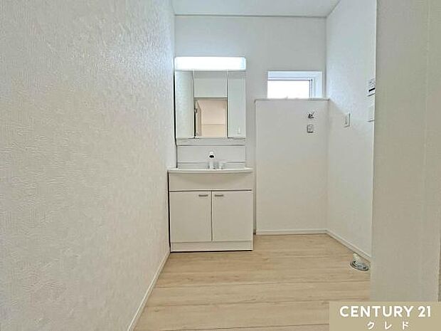 白を基調とした清潔感あふれる1坪のゆったりとした洗面室。小窓が付いているため、自然光が入り換気もしやすく、湿気がこもりにくい快適な空間です。