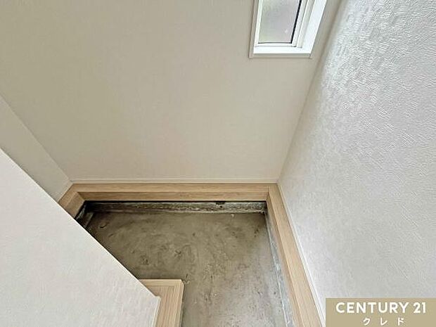 アウトドアグッズやスポーツ用品など、室内には持ち込みづらい土汚れのついたアイテムもそのまま収納できます。外で使うものをまとめておけるので、玄関周りがすっきり片付きます。