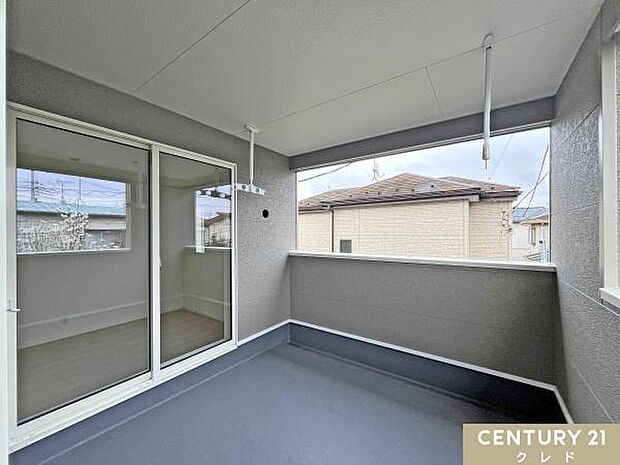 心地よい陽射しと爽やかな風が感じられる南向きのルーフバルコニー。椅子を置いてくつろいだり、プランターでガーデニングを楽しんだりと、多目的に使えるゆとりの空間です。