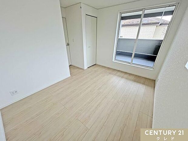 【洋室6.5帖】白を基調とした建具とナチュラルな床材で、どんなインテリアにも合わせやすい6.5帖の洋室。バルコニーに面した窓から明るい光が差し込む心地よい空間です。