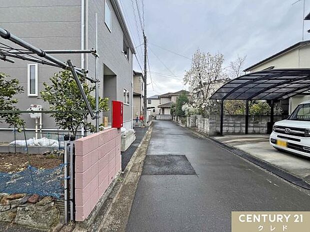 「イオンタウン毛呂山」まで徒歩8分。周辺にはスーパーなどの商業施設に加え、教育機関も充実。子育て世帯にも嬉しい、便利で安心な住環境が整っています。