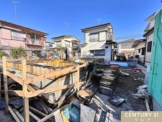 2026年3月完成予定！建物と地面のつなぎ目となる基礎の工事中。これからコンクリートは流し込まれます。