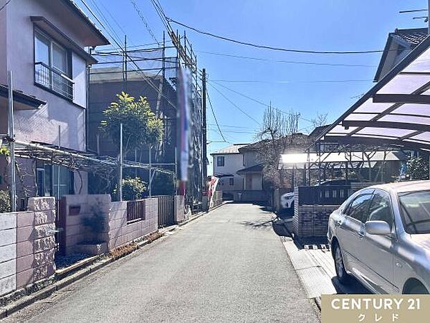 交通量の少ない西側約4.3ｍ公道に面した整形地。縦列2台駐車可能なカースペース付き（車種による）