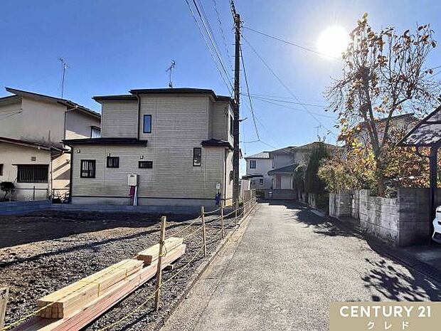 交通量の少ない西側約4.3ｍ公道に面した整形地。縦列2台駐車可能なカースペース付き（車種による）