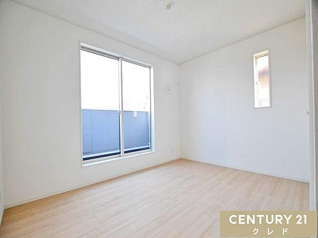 【洋室6.5帖】大きな窓からバルコニーへ出入りできる、明るく開放的な洋室。家具を置いても生活動線にゆとりを作ることができ、快適に過ごすことができます。