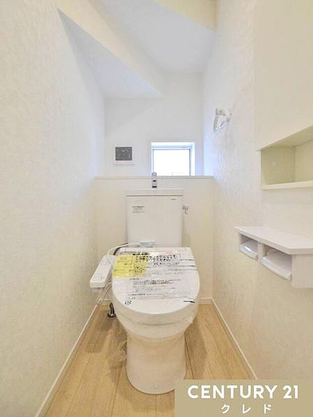 快適性と衛生面を兼ね備えたウォシュレット機能付きトイレ。窓付きで明るく、換気もしやすい空間で、日常的に清潔を保てます。