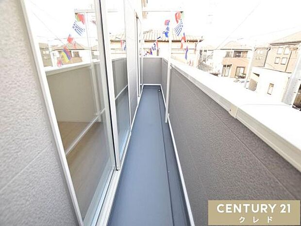 2つの洋室から直接出入りできるため、風通しも良好。爽やかな朝日が差し込む東向きで、午前中からお洗濯物がよく乾きます