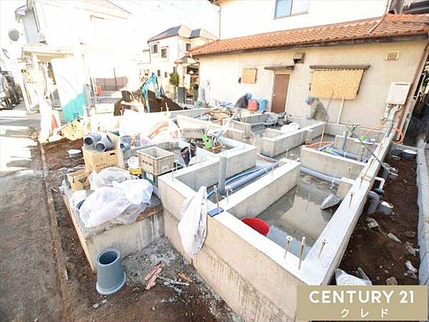 現在は基礎工事中です。床全面と立ち上がりを鉄筋コンクリートで施工することで、安心して暮らせる地震に強い基礎を造ります。