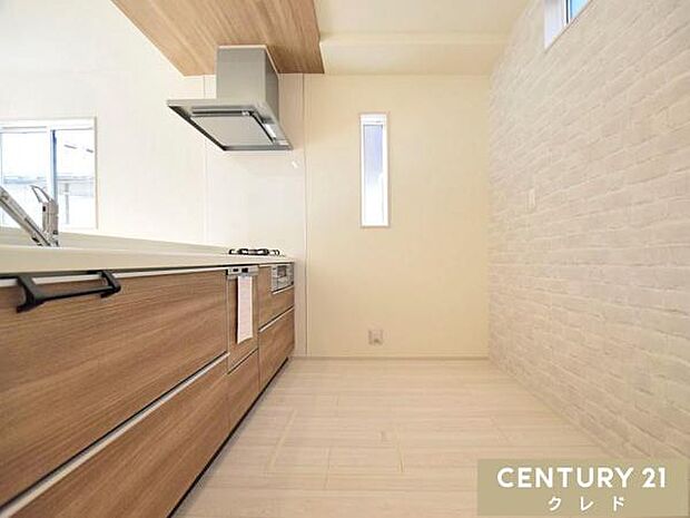 キッチンは大人2人が並んでもゆとりのある広さで、毎日の家事の時間も快適に。お子さまの「やってみたい!」にも、笑顔で応えたくなる空間です。