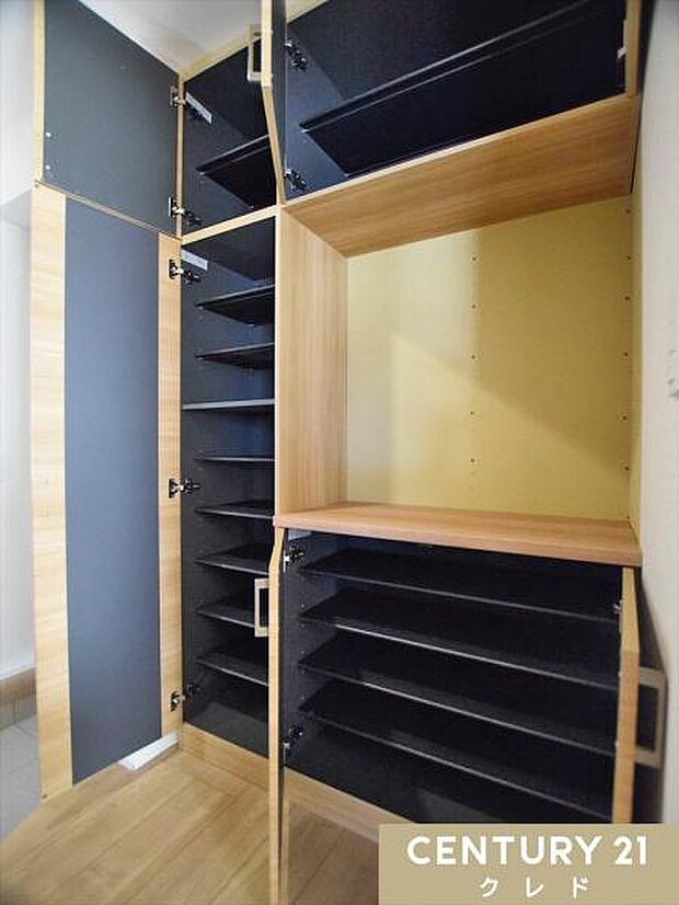 明るく清潔感のある玄関。収納も充実しているので、靴はもちろん季節物のグッズもまとめてしまえて便利です。