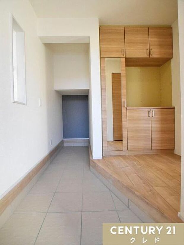 玄関横には大容量の土間収納を設置。靴はもちろん、ベビーカーやアウトドア用品などもそのまま収納できます。