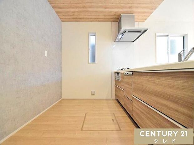 キッチンは大人2人が並んでもゆとりのある広さで、毎日の家事の時間も快適に。お子さまの「やってみたい！」にも、笑顔で応えたくなる空間です。