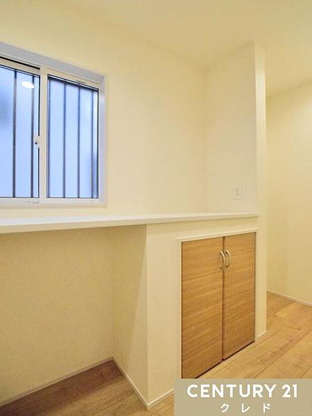 キッチン横には使い勝手の良いパントリーがあります。食品や飲料、調理器具、日用品などをストックしておくのに便利な収納スペースです。