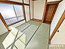 和室：【2階　和室6帖】畳表替え、襖・障子張替済みです。落ち着いた和の雰囲気は、日々の生活に安らぎをプラスしてくれます。