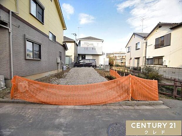 現在は更地の状態ですが、造成工事を行い、その後、基礎工事に着手します。床全面と立ち上がりを鉄筋コンクリートで施工することで、安心して暮らせる地震に強い基礎を造ります。