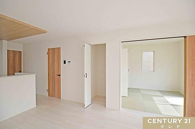 掃除用具や日用品をスッキリしまえる便利なリビング収納付き。隣接する和室は、家事の合間にちょっと休憩したり、お子様の遊び場にしたりと、多目的に使える嬉しい空間です。