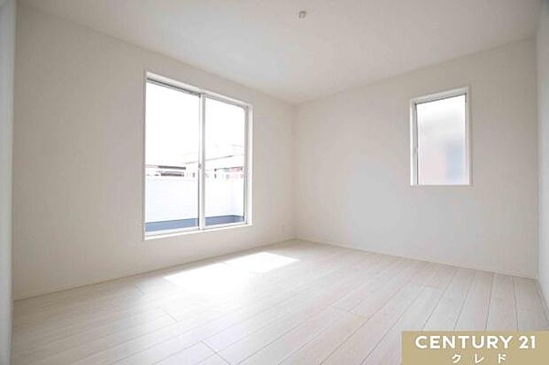 【洋室7帖】南バルコニーに面した明るく開放的な洋室。WIC付きで収納も充実しており、すっきりとした空間を保てます。