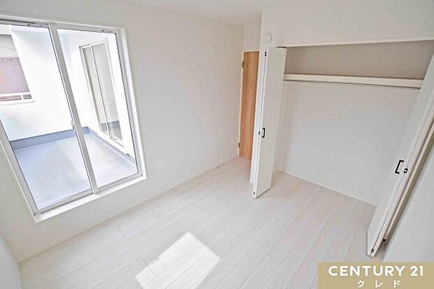 【洋室5.25帖】明るい陽射しが心地よい5.25帖の洋室。クローゼット完備で衣類や荷物をすっきり収納でき、居住スペースを広く使えます。