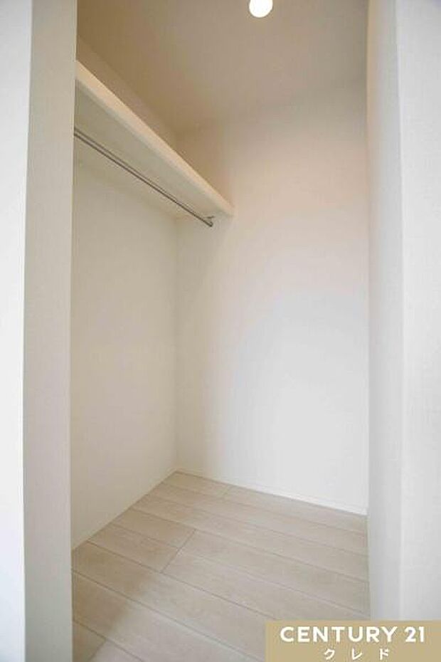 洋室6帖と7帖の2部屋には、それぞれ大容量のWICを完備!衣類はもちろん、季節家電やキャリーケースなどの大きな荷物もスッキリ収納できます。