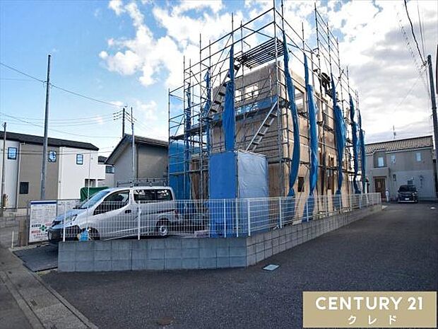 前面道路は北側約4.9mの公道に面し、西側は隣接アパートの敷地内通路のため、角地のような開放感が魅力。視界が抜け、陽当たりや通風にも恵まれた明るく心地よい立地です。