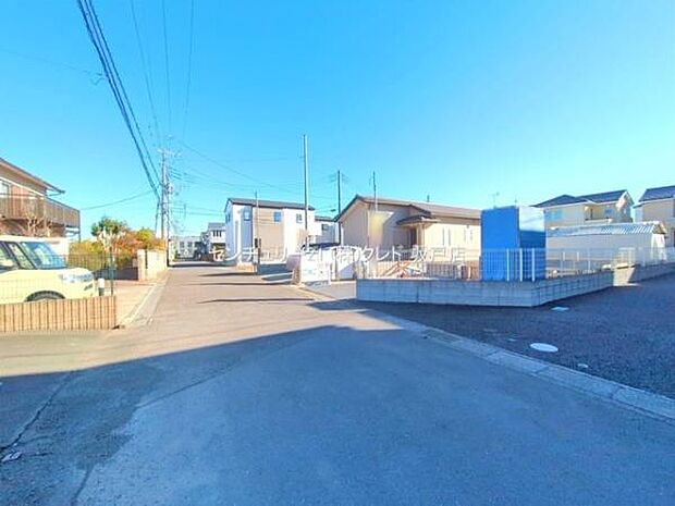 JR川越線・東武東上線「川越」駅よりバス乗車25分、「浄国寺」停から徒歩5分。国道254号線へも出やすく、通勤や週末のお出かけにもうれしい環境です。