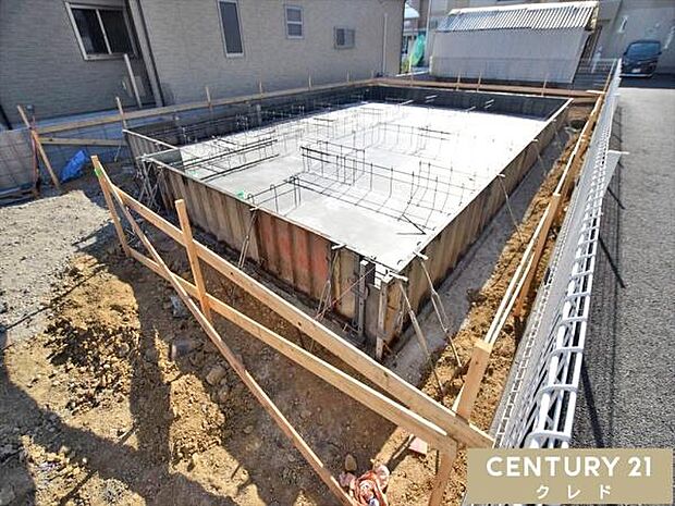 現在は基礎工事中です!床全面と立ち上がりを鉄筋コンクリートで施工することで、安心して暮らせる地震に強い基礎を造ります。