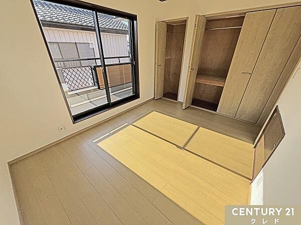 【洋室南側4.5帖】バルコニーに面した大きな窓からたっぷりと光が入り、室内に明るさをもたらします。豊富な収納付きで住空間をより広く確保！