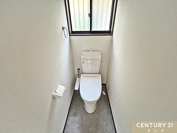 LIXIL製の温水洗浄付トイレを新規設置。肌への負担に配慮し、快適な生活をサポート。窓付きで換気もしやすい空間で、日常的に清潔を保てます。