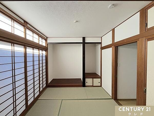 【西側6帖和室】イグサの香りに心が落ち着く、和室6帖。掛け軸や生け花を飾って季節の移ろいを楽しめる、床の間を備えています。