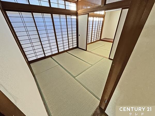 【東側6帖和室】隣接した和室と合わせて広々12帖の空間としても使えて、使い勝手良好！くつろぐスペース、客間など柔軟に使えます。