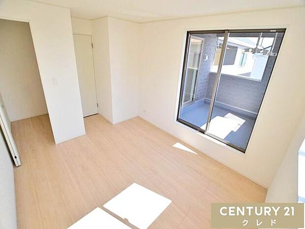 【洋室7.5帖】主寝室としてはもちろん、大きなベッドやデスクを置いても余裕のある広さです。WIC付きで収納も充実しており、すっきりとした空間を保てます。