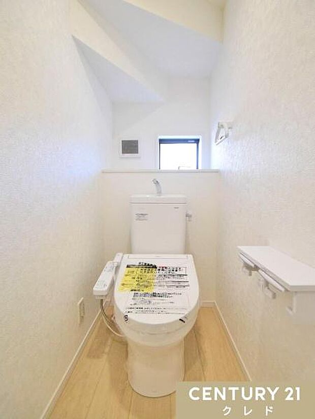 快適性と衛生面を兼ね備えたウォシュレット機能付きトイレ。窓付きで明るく、換気もしやすい空間で、日常的に清潔を保てます。