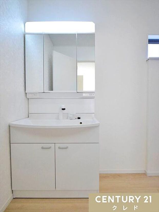 白を基調とした明るい洗面室には、収納豊富な三面鏡化粧台を完備。鏡裏や足元のスペースを無駄なく活用し、日用品をスッキリ収納できます。