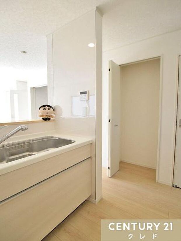 キッチンのすぐそばに設けられた収納スペースは、パントリーとして大活躍。食品のストックや調理家電、日用品などをすっきり片付けられます。