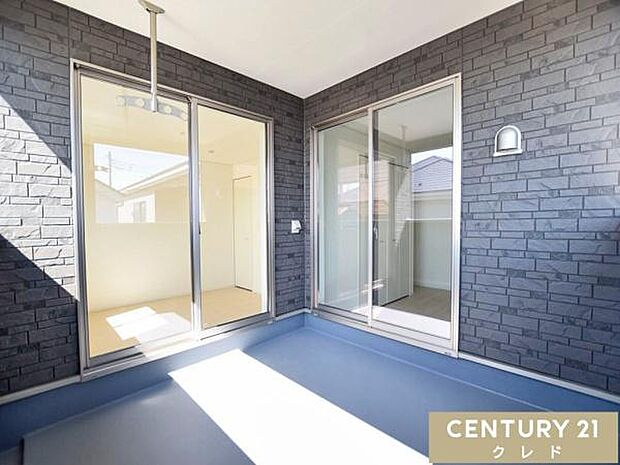 心地よい陽射しと爽やかな風が感じられる南向きのルーフバルコニー。日中はたっぷりの光が差し込み、お洗濯物も気持ちよく乾かせます。