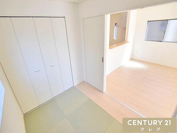 【和室3.7帖】隣接するリビングと合わせて、開放感あふれる広々とした空間に。客間としてはもちろん、お子様の遊び場やご家族のくつろぎスペースとしても活躍します。