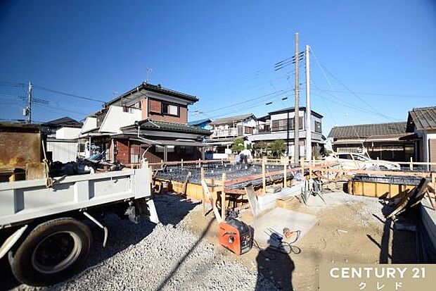 現在は基礎工事中です。床全面と立ち上がりを鉄筋コンクリートで施工することで、安心して暮らせる地震に強い基礎を造ります。